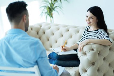 Geçici zevk birlikte çalışma samimi arkadaşları