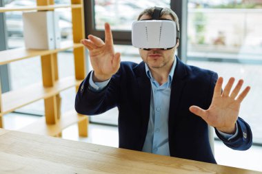 Yeni teknolojileri kullanarak ciddi yakışıklı işadamı