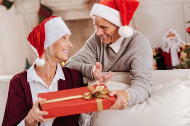 İki mutlu insanlar birbirine bakarak