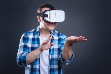 Elinde bir sanal nesnesi olan olumlu memnun adam