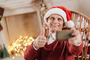 Memnun adam onun işaret parmağı yetiştirme