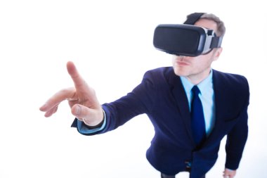 Duyusal ekran kullanan akıllı hoş adam