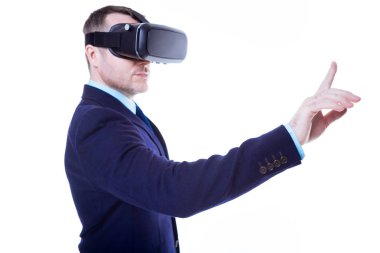 Sanal ekran önünde ayakta hoş akıllı adam