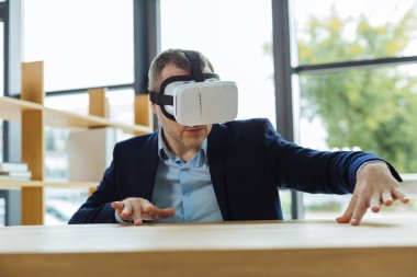 Sanal gerçeklik içinde olmak hoş akıllı adam