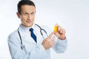 Dost görünümlü doktor ilaç şişesi ile poz
