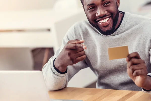 Primo piano di ragazzo radiante in posa con carta d'oro — Foto Stock