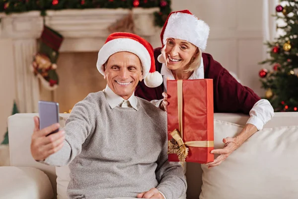 Positiva pareja encantada posando en la cámara — Foto de Stock