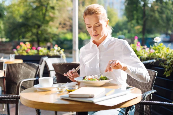 Salátát eszik kávézó, ebédidő alatt gyönyörű nő — Stock Fotó