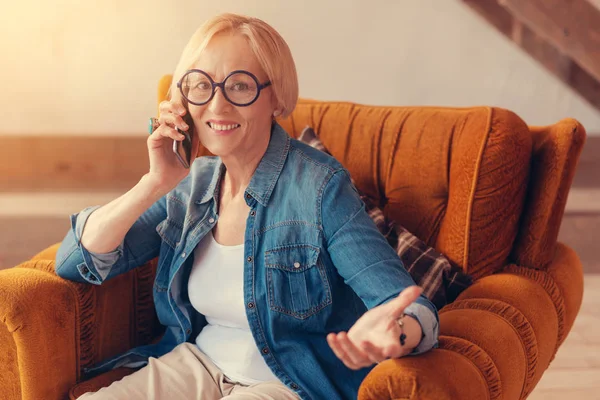 Позитивна старша жінка насолоджується розмовою по телефону — стокове фото