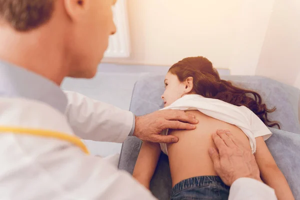 Chica encantada visitando a su terapeuta — Foto de Stock