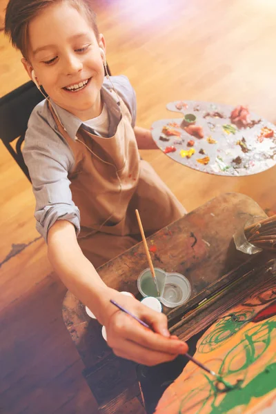 Niño radiante con auriculares doloridos abstracción sobre lienzo de arte — Foto de Stock