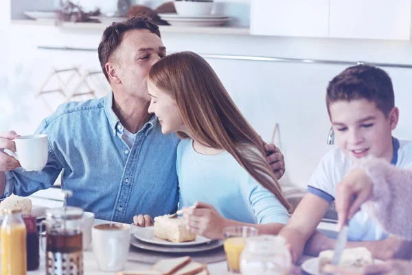 Liefdevolle vader tienerdochter zoenen op voorhoofd — Stockfoto