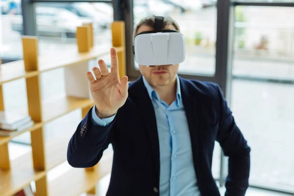 Bonito homem confiante em pé na frente da tela virtual — Fotografia de Stock