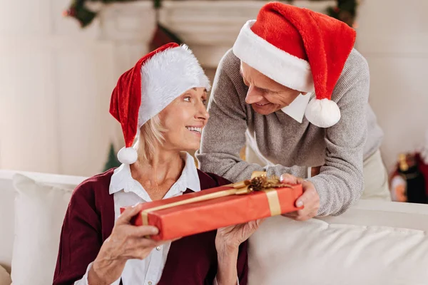 Retrato de anciana que toma presente — Foto de Stock