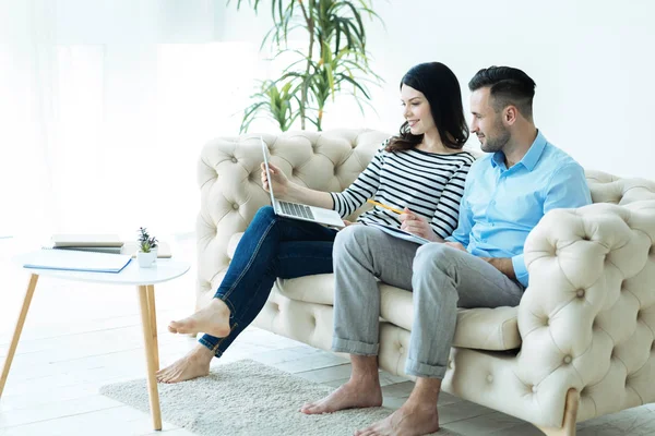 Casal Millennial usando laptop juntos — Fotografia de Stock