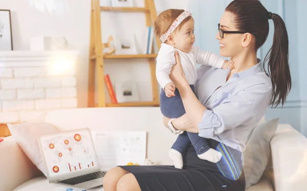 Ongehuwde vrouw leggen met haar baby — Stockfoto