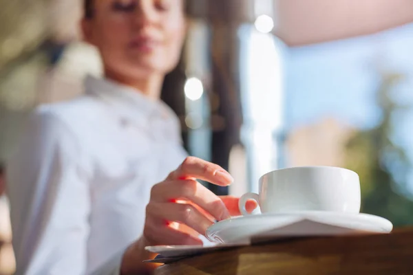 Vrouwelijke handen nemen een kopje koffie — Stockfoto