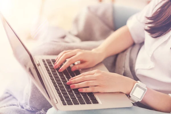 Primer plano de las manos femeninas que estando en el teclado —  Fotos de Stock