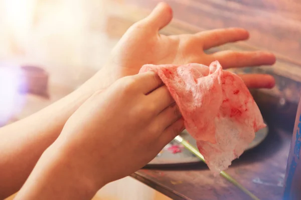 Regard élargi sur enfant créatif essuyant les mains — Photo