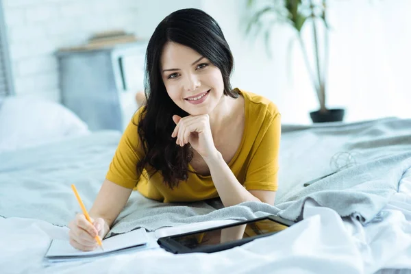 Freelancer femenina disfrutando trabajando desde casa — Foto de Stock