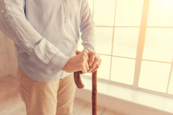 Nahaufnahme einer Seniorin mit einem Gehstock — Stockfoto