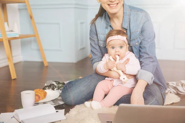 Retrato de niña bonita mientras juega con el juguete — Foto de Stock