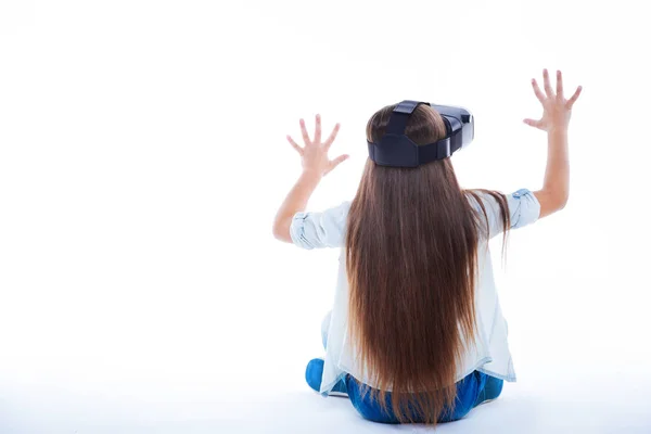 Pozitiv fată drăguță apăsând mâinile pe un ecran virtual — Fotografie, imagine de stoc