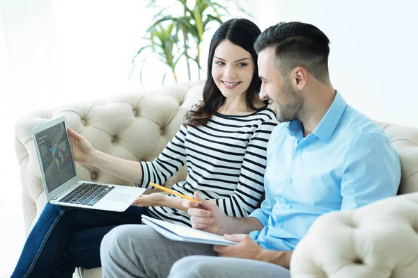 Gebildete Millennials nutzen gemeinsam Laptop — Stockfoto