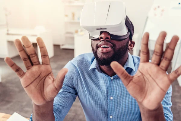 Incrível jovem desfrutando de óculos de realidade virtual — Fotografia de Stock