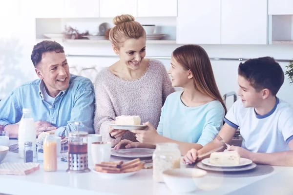 Liebevolle Familienzusammenführung bei leckerem Essen — Stockfoto