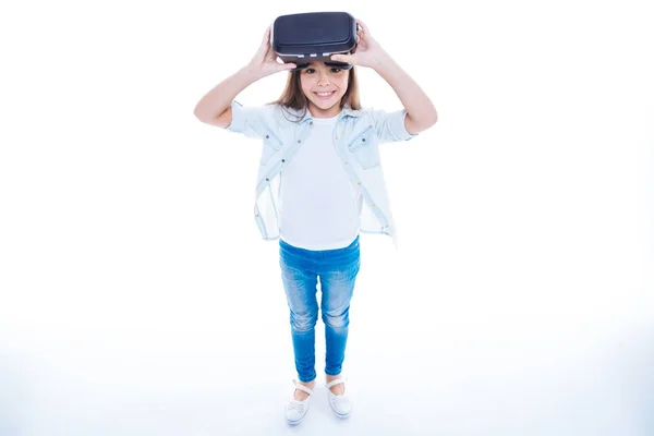 Linda chica feliz poniéndose gafas de realidad 3d —  Fotos de Stock