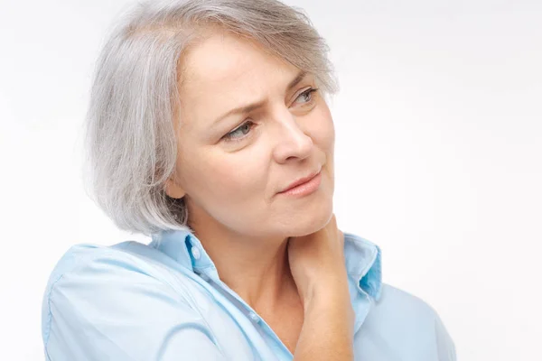Zbliżenie na siwy kobieta cierpi na ból szyi Zdjęcie Stockowe