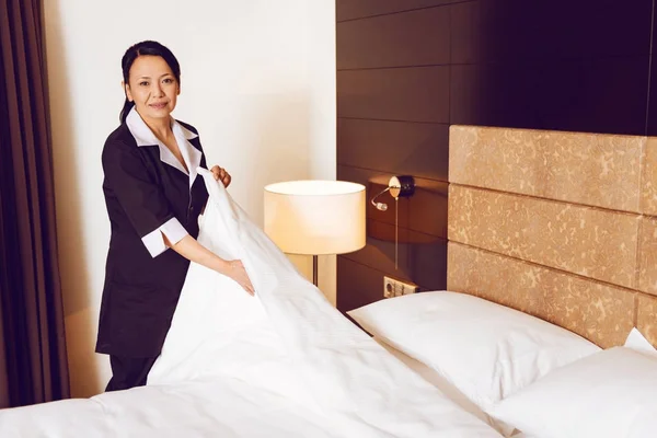 Professionella rummet renare att göra säng — Stockfoto