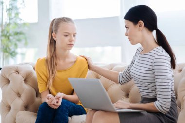 Güzel hoş kadın kızını teselli