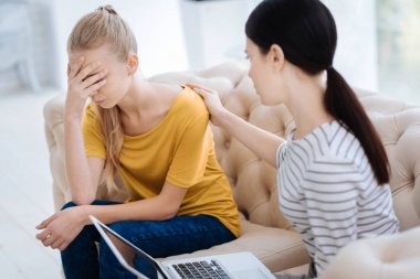 Güzel sempatik kadın hastasını teselli