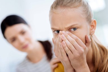 Yüzünü kaplayan ponponsuz depresif kadın