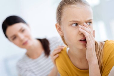 Bir hüzünlü hüzünlü kadın portresi