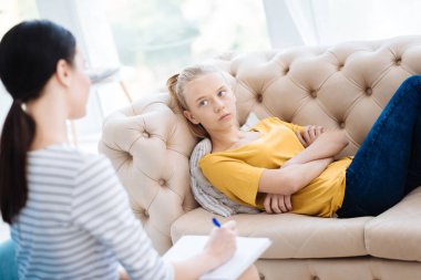 Terapisti arayan mutsuz hüzünlü kadın