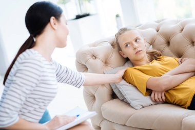 Hastalar omzunu dokunmadan olumlu güzel kadın