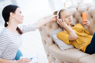 Onun kulaklık tutan güzel genç kadın