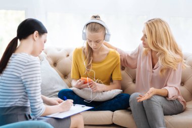 Hoş güzel kadın kızına söz