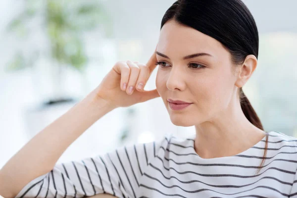 Porträt einer ernsthaften, nachdenklichen Frau — Stockfoto