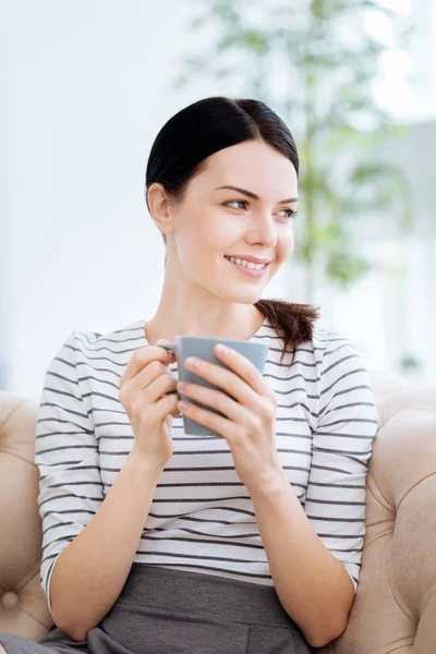 Alegre agradable mujer tomando té — Foto de Stock