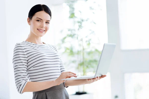 Intelligente donna d'affari fiduciosa utilizzando un computer portatile — Foto Stock