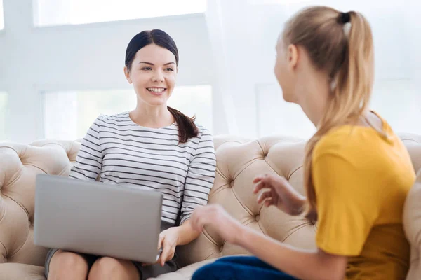 Blij leuke vrouwen met elkaar praten — Stockfoto