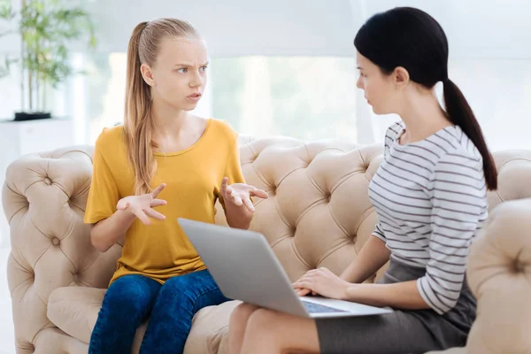 Ulykkelig sød kvinde taler med sin psykolog - Stock-foto