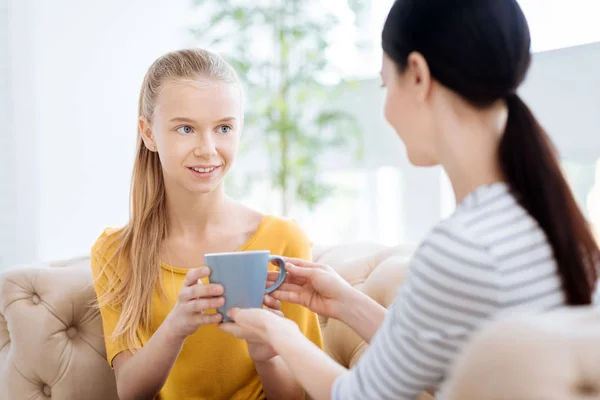 Encantada mujer alegre tomando una taza de té — Foto de Stock