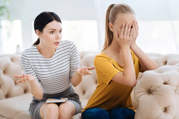 Mujer deprimida infeliz llorando — Foto de Stock