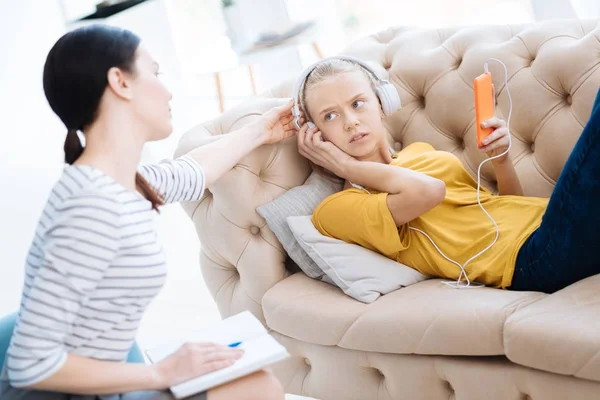 Nice professional psychologist dealing with her patient — Stock Photo, Image