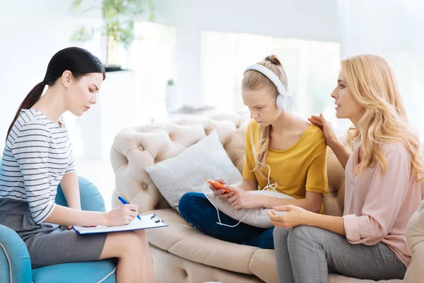 Üzgün endişeli anne kızı için terapist getiriyor